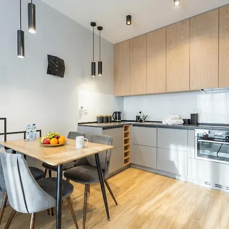 Urban Chic - Luxury Building, Rooftop Terrace, Sienna Warschau